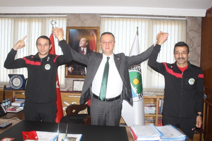 Başkan Alan Antrenör Ve Sporcuyu Altınla Ödüllendirdi