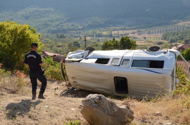 Freni Patlayan Öğrenci Servisi Şarampole Yuvarlandı: 7 Yaralı