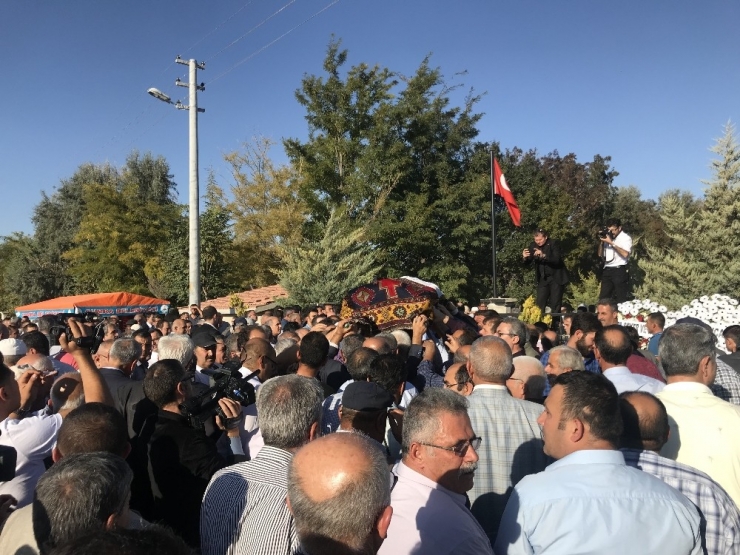 Başkan Konuk’un Annesi Son Yolculuğuna Uğurlandı