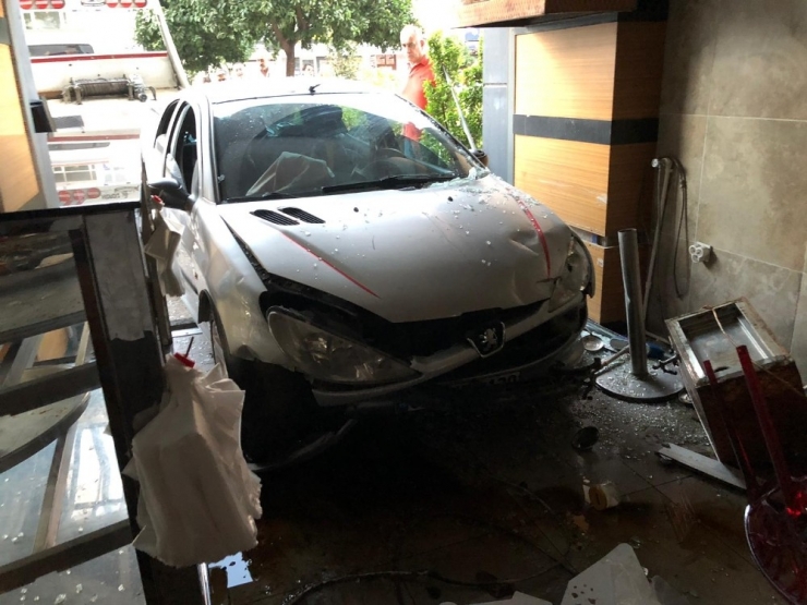 Otomobil Pastaneye Daldı: 6 Yaralı