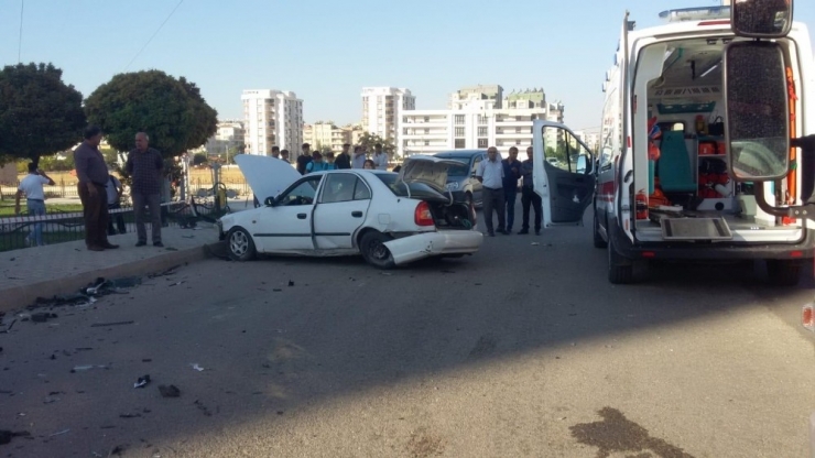 İki Otomobil Çarpıştı: 3 Yaralı