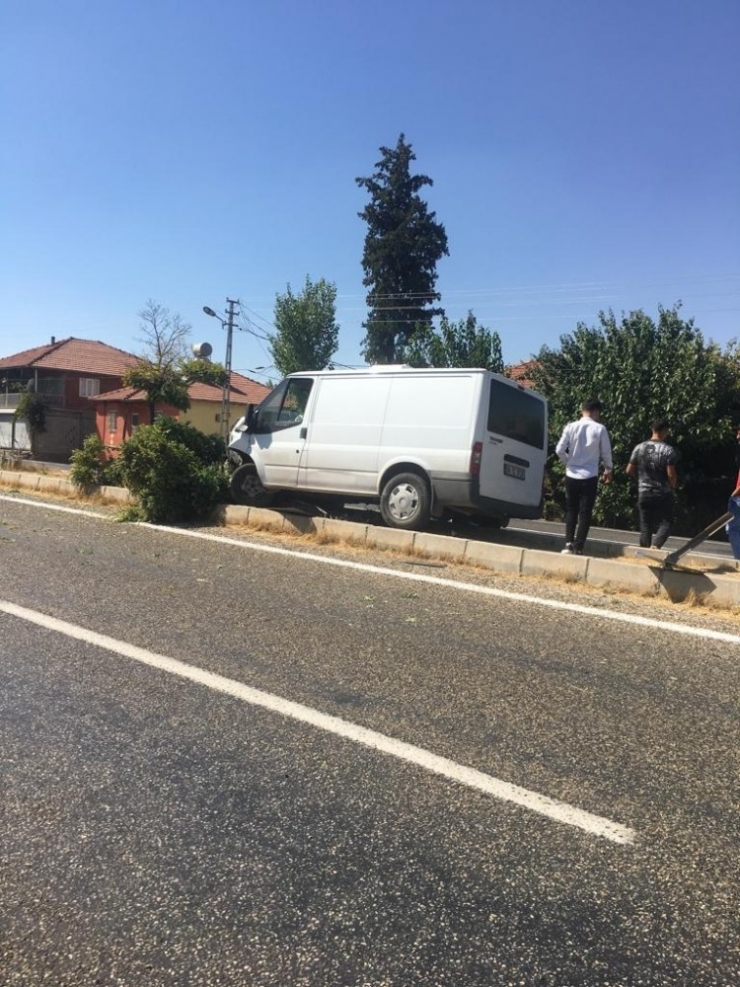 Minibüs Refüje Çıktı: 1 Yaralı