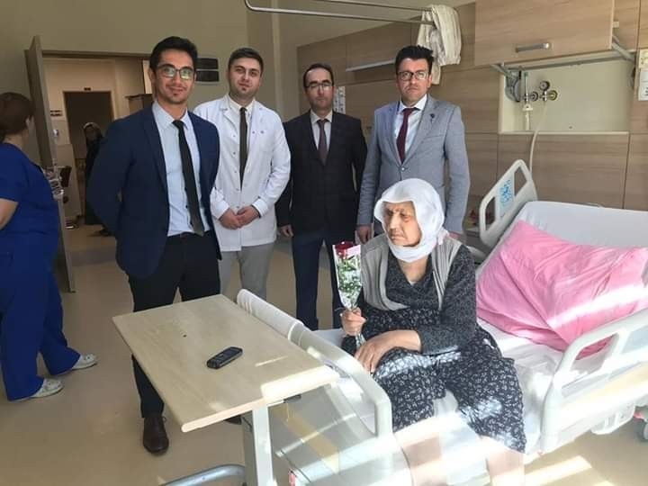 Şuhut Devlet Hastanesi’nde Yaşlılara Gül Verildi