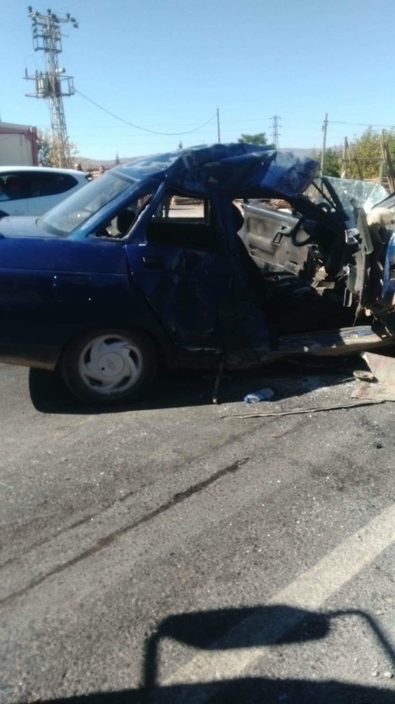 Tır İle Otomobil Çarpıştı: 1 Ölü, 2 Yaralı