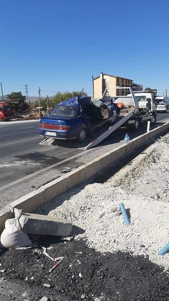 Tır İle Otomobil Çarpıştı: 1 Ölü, 2 Yaralı