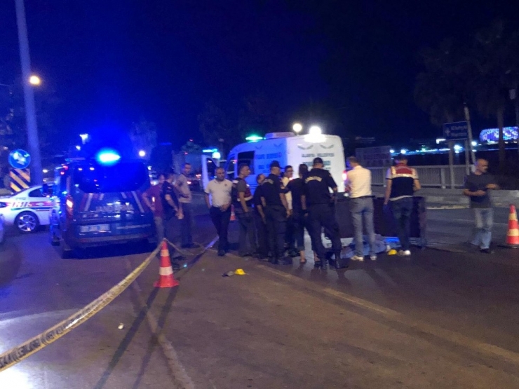 Vicdansız Sürücü Başka Bir Aracın Çarpıp Yola Düşürdüğü Yayanın Üzerinden Geçti