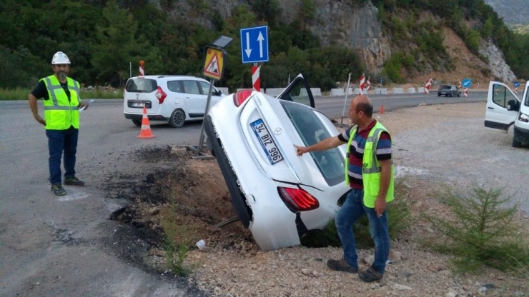 Çinli Turistler Kaza Yaptı, Bol Bol Fotoğraf Çekip Eğlendi