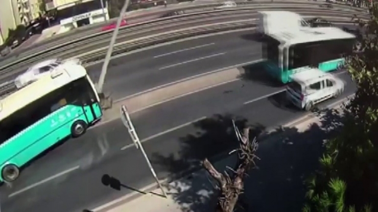 Avcılar’da 5 Kişinin Yaralandığı Özel Halk Otobüsü Kazası, Güvenlik Kameralarına Yansıdı. Görüntülerde Bir Başka Halk Otobüsünün Sıkıştırması Sonucu Refüje Çıkan Halk Otobüsü, Aydınlatma Direğine Çarpıyor. Devrilen Direk İse