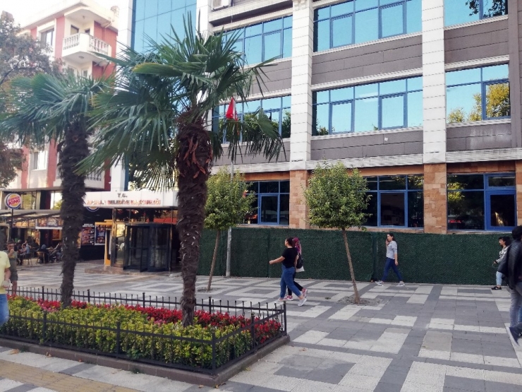 Avcılar’da Deprem Oldu Sanan Kadın Belediye Binasının Camından Atlamaya Kalkıştı