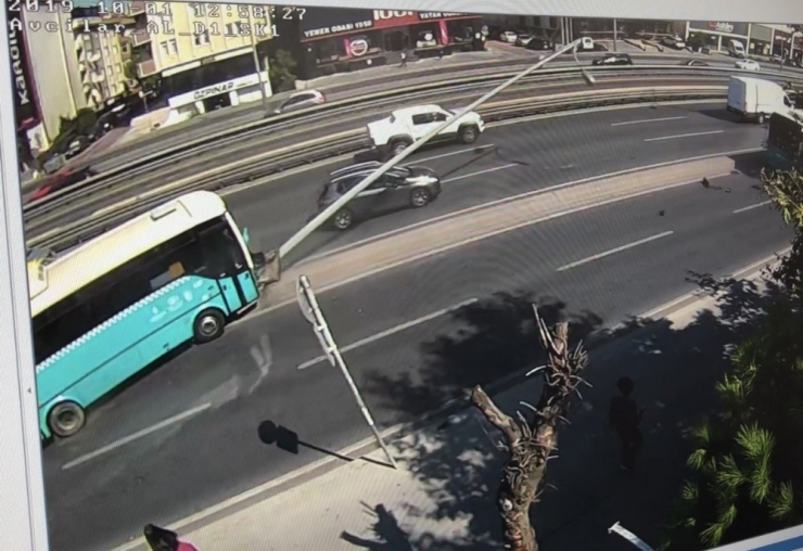 Özel Halk Otobüsü Orta Refüje Çıktı: 5 Yaralı