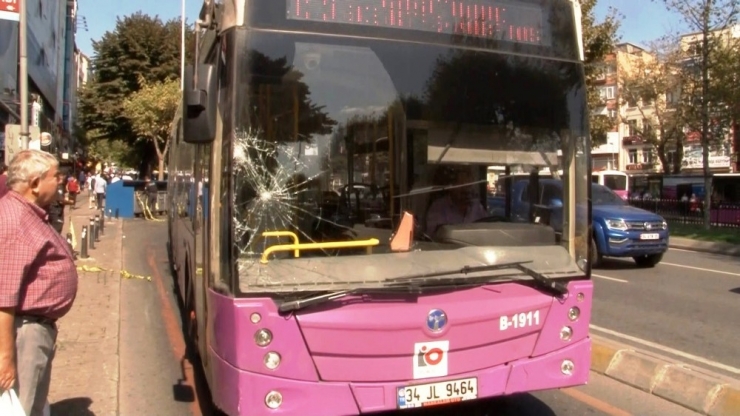 Beşiktaş’ta Durağa Hızlı Girdiği İddia Edilen Özel Halk Otobüsü Üniversite Öğrencisine Çarptı