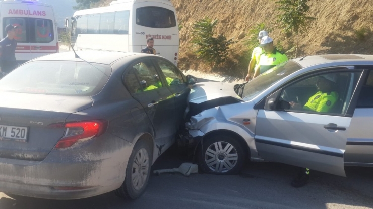 Otomobil Önce Bariyerlere Ardından Başka Bir Otomobile Çarptı