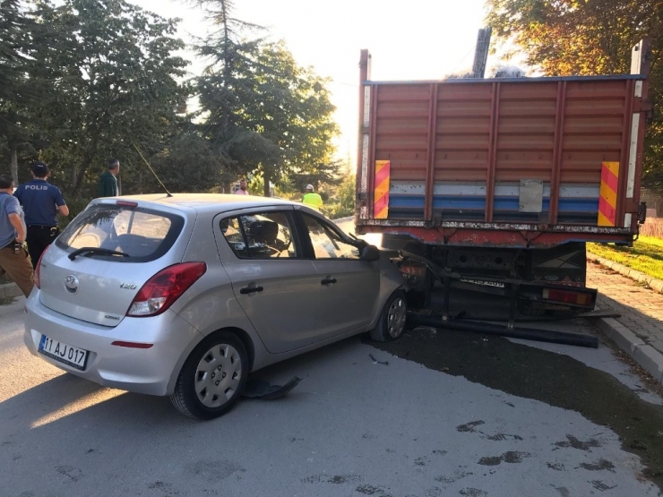 Kamyona Çarpan Otomobilin Sürücüsü Kazayı Ucuz Atlattı