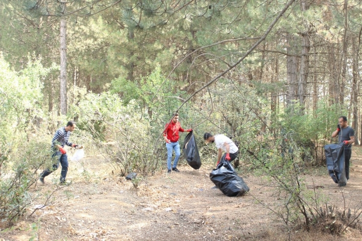Piknik Alanını Kirli Gördüler, Torbalarla Çöp Topladılar