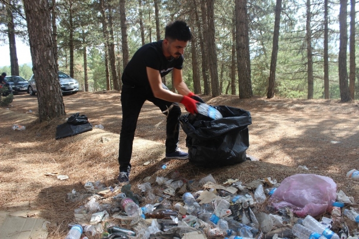 Piknik Alanını Kirli Gördüler, Torbalarla Çöp Topladılar