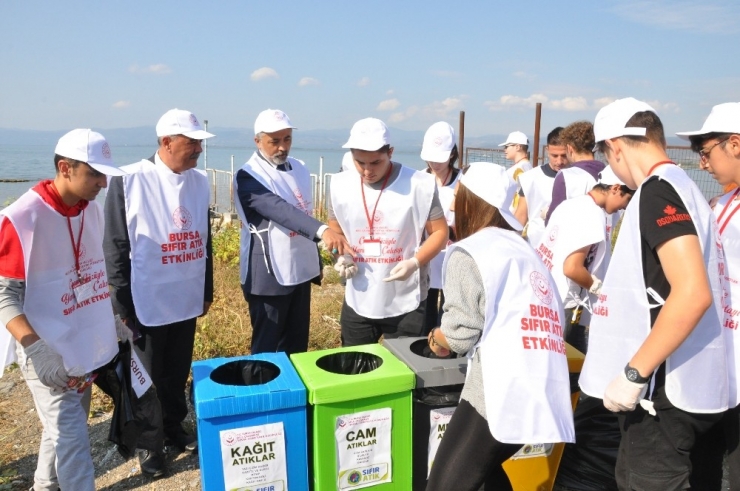 Çocuklar İznik Sahilini Temizledi