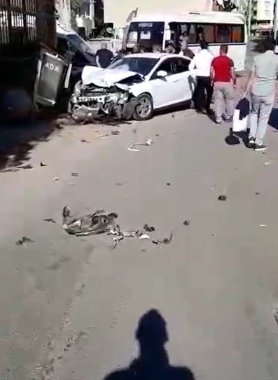 Belediye Otobüsüyle Otomobil Çarpıştı: 3 Yaralı