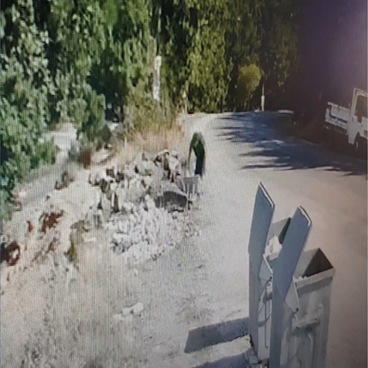 Çanakkale’deki Bir Grup Çadır Eylemcisi, Bir Römork Dolusu Kilit Taşını Çaldı