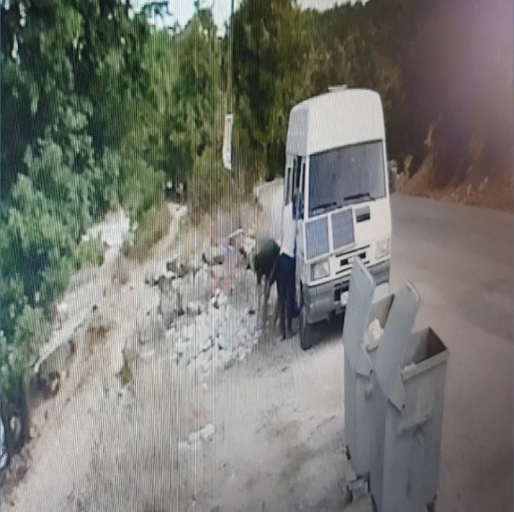 Çanakkale’deki Bir Grup Çadır Eylemcisi, Bir Römork Dolusu Kilit Taşını Çaldı