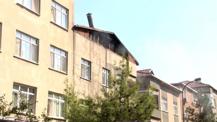 Kartal’da Binanın Çatısı Alev Alev Yandı