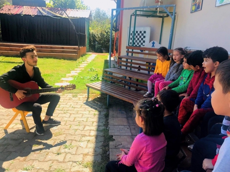 Minik Öğrenciler Drama Dersi Alıyor