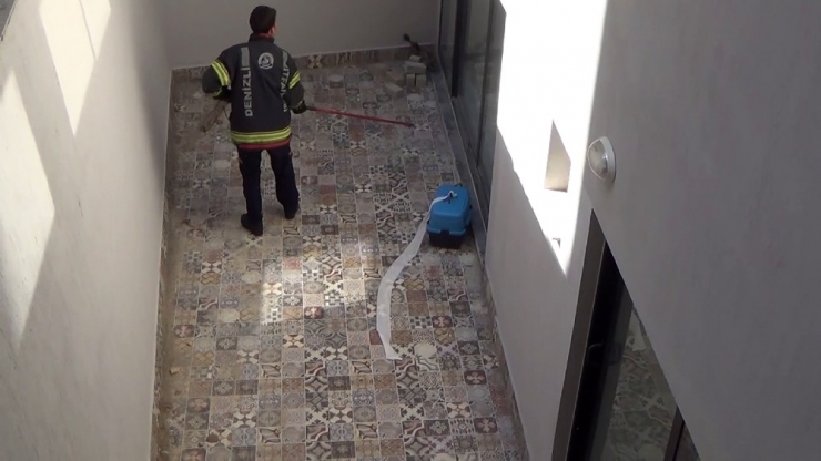 İtfaiye Erleri Kediyi Kurtarmak İçin Uzun Süre Uğraştı