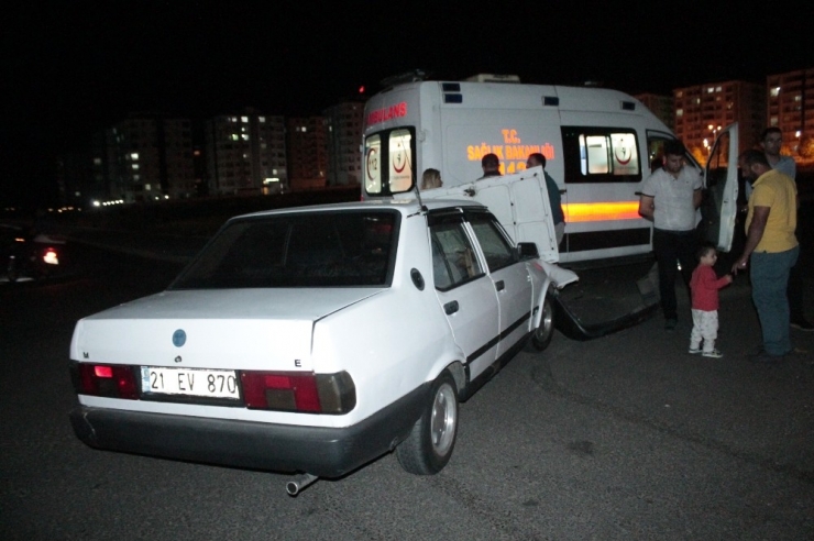 Diyarbakır’da Otomobil Ambulansa Çarptı