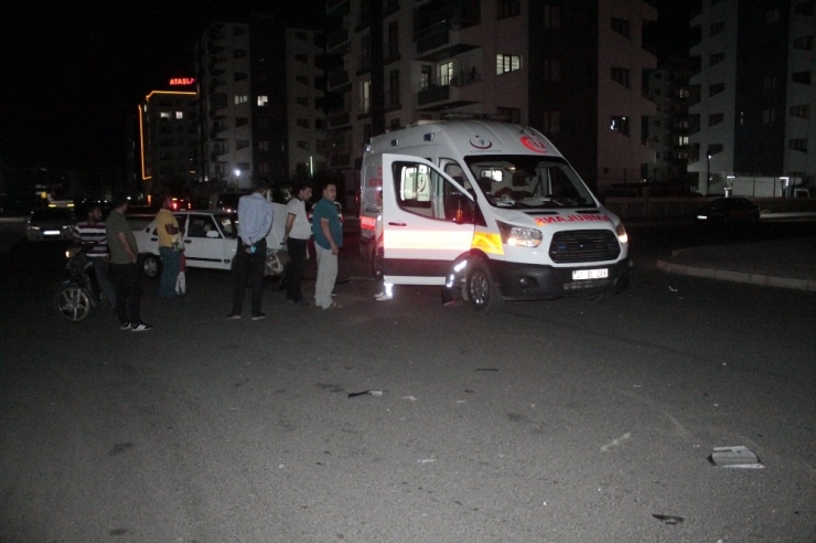 Diyarbakır’da Otomobil Ambulansa Çarptı