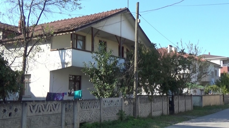 Balkondan Düşen Genç Kız Yaralandı