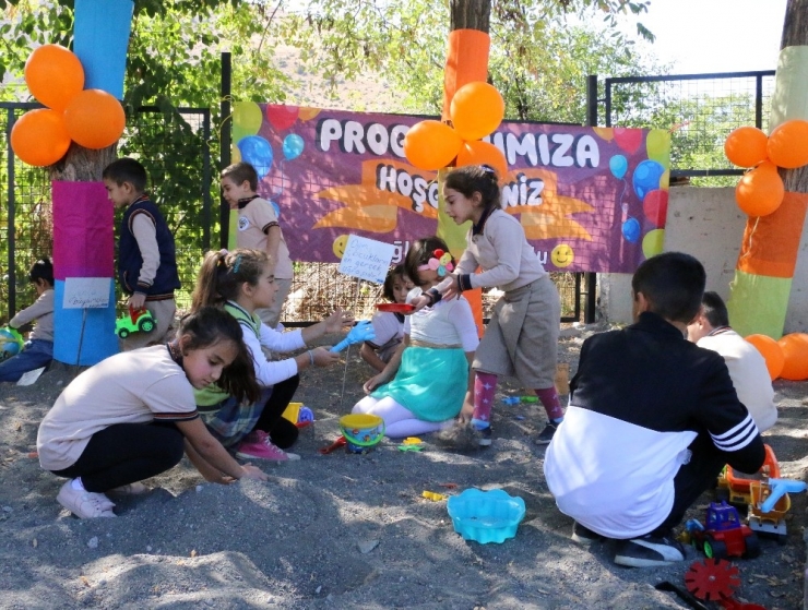 Minik Öğrenciler Kum Havuzunda Paylaşmayı Öğreniyor