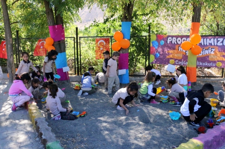 Minik Öğrenciler Kum Havuzunda Paylaşmayı Öğreniyor