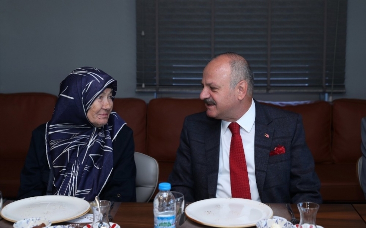 Vali Çakacak’tan Huzurevi Sakinlerine Ziyaret