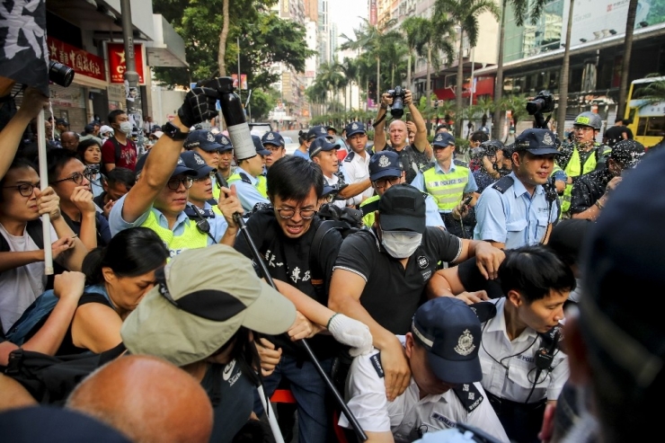 Hong Kong’da Protestocular Çin’in Yıl Dönümünde Sokaklarda