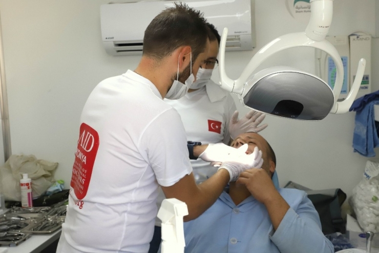 Türk Doktorlarından Suriyelilere Diş Sağlığı Hizmeti