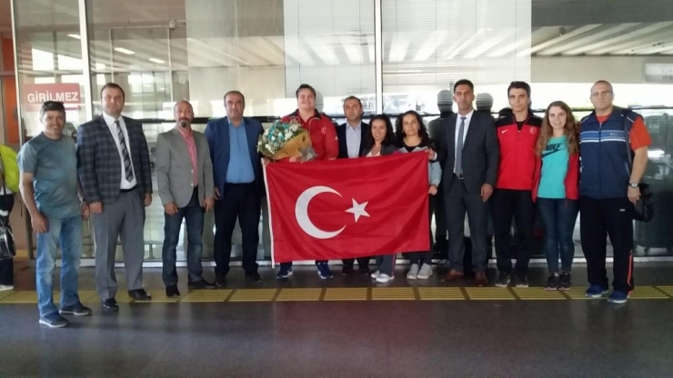 Dünya Üçüncüsüne Çiçekli Karşılama