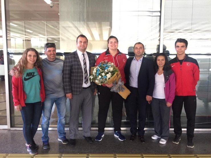 Dünya Üçüncüsüne Çiçekli Karşılama