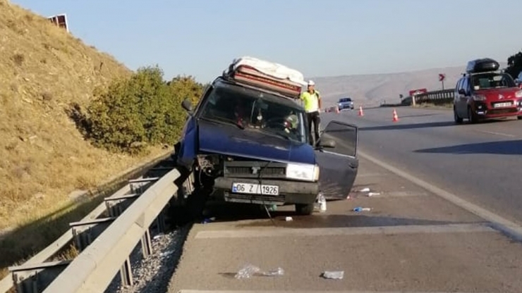 Bariyerlere Çarpan Otomobildeki Kadının Ayağı Koptu