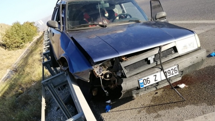 Bariyerlere Çarpan Otomobildeki Kadının Ayağı Koptu