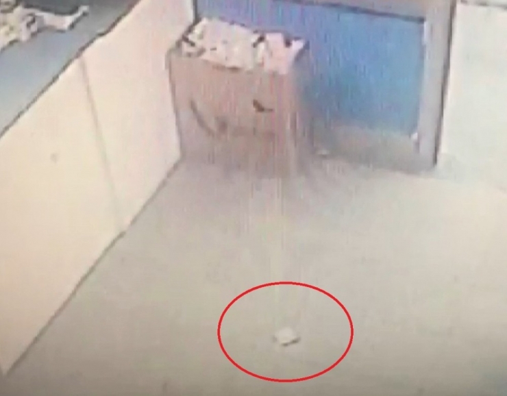 Vatandaşın Düşürdüğü Parayı Böyle Alıp Cebine Koydu