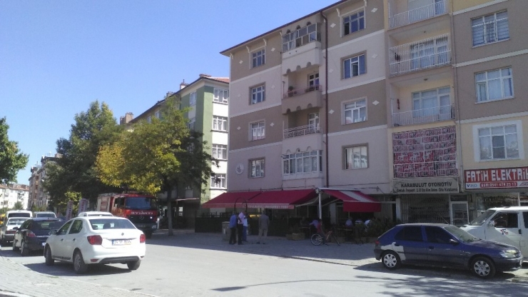 Konya’da Apartmanda Yangın Büyümeden Söndürüldü
