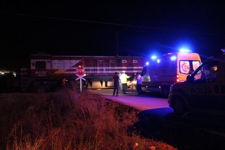 Lokomotif Çöp Kamyonuna Çarptı: 3 Yaralı