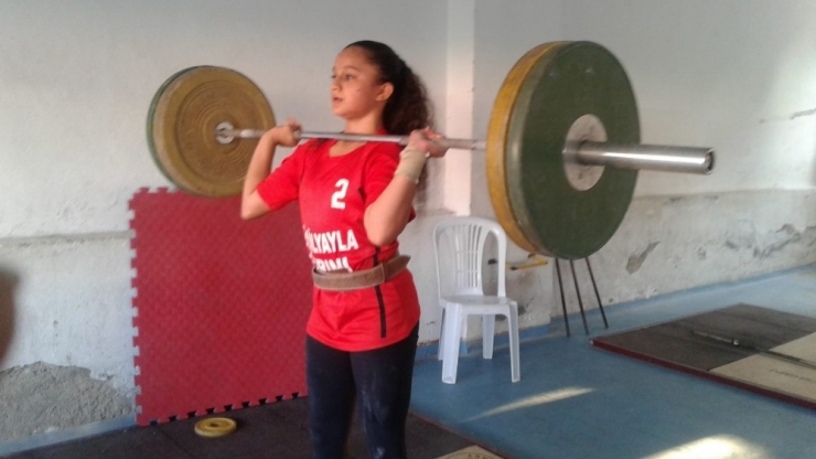 Ispartalı 2 Halterci Ve 1 Antrenör Milli Takım Kampı’na Davet Edildi