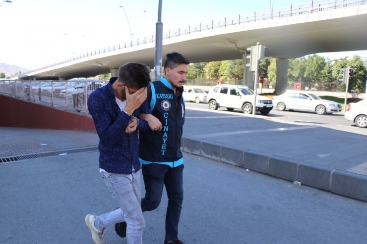 Göğüs Ve Boğazından Bıçaklanan Kadının Tedavisi Sürüyor