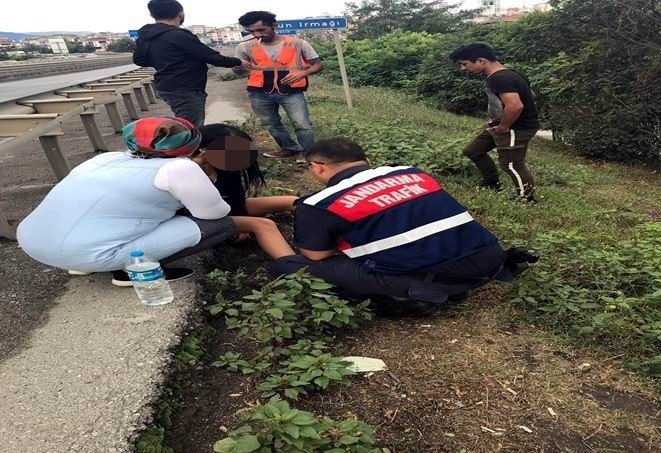 Jandarma, Köprüde İntihar Teşebbüsünde Bulunan Kadını Son Anda Kurtardı