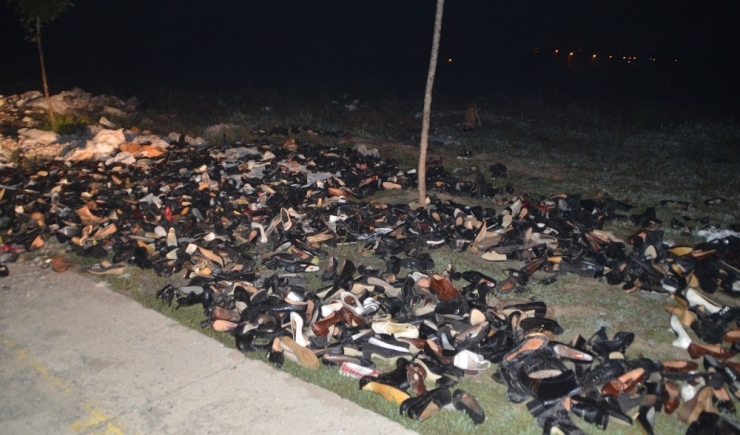 Yol Kenarına Atılmış Ayakkabılar Polisi Ve Zabıta Ekiplerini Alarma Geçirdi