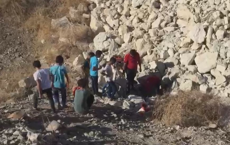 Kayalıklara Sıkışan Yavru Köpek Kurtarıldı