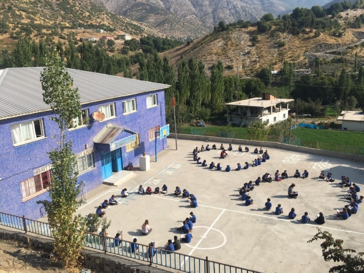 Uludere’de Öğrenci Ve Öğretmenler Bahçede Kitap Okudu