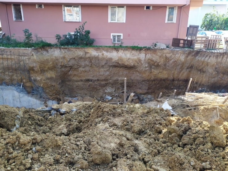 Sultanbeyli’de Toprak Kayması: 1 İşçi Yaralandı