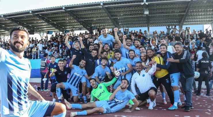 Taraftarlar, Tribün Yetersizliği Sebebiyle Karşılaşmaları İnşaat Halindeki Binadan İzliyor