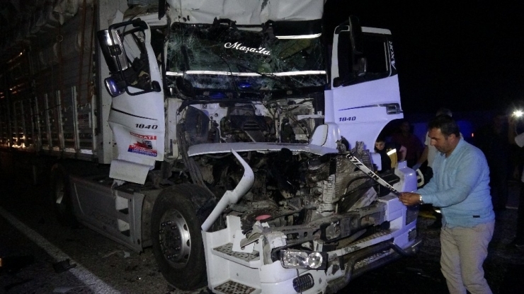 Tır Kamyonla Çarpıştı, Sıkışan Sürücü Güçlükle Kurtarıldı